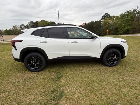 New 2026 Chevrolet Trax LT image 2