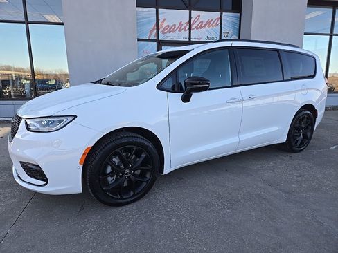 New 2026 Chrysler Pacifica Select w/ S Appearance Package image 3