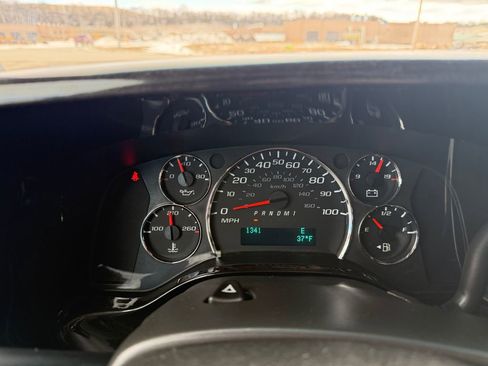 Used 2017 Chevrolet Express 2500 Extended image 28