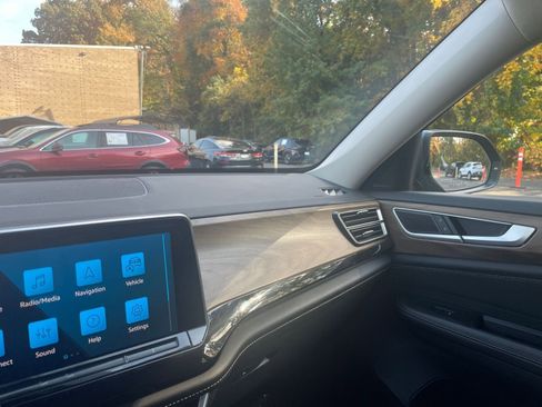 Used 2025 Volkswagen Atlas SE image 31