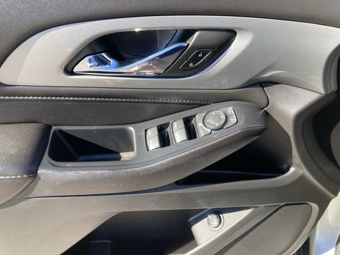 Used 2022 Chevrolet Traverse LT image 12