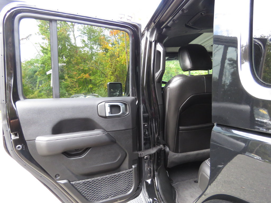 Used 2022 Jeep Wrangler Unlimited Sahara AWD/4WD image 18