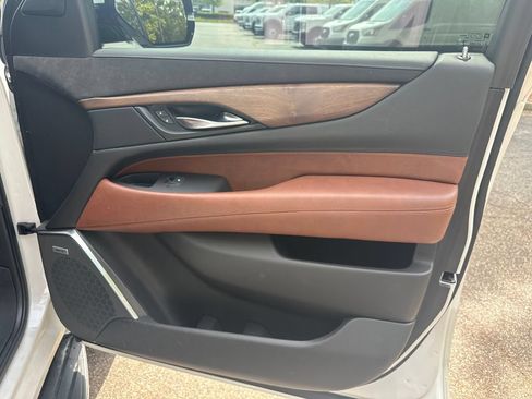 Used 2020 Cadillac Escalade ESV Luxury AWD/4WD image 17