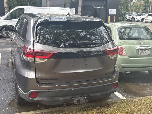 Used 2019 Toyota Highlander SE w/ Nightshade Edition AWD/4WD image 2