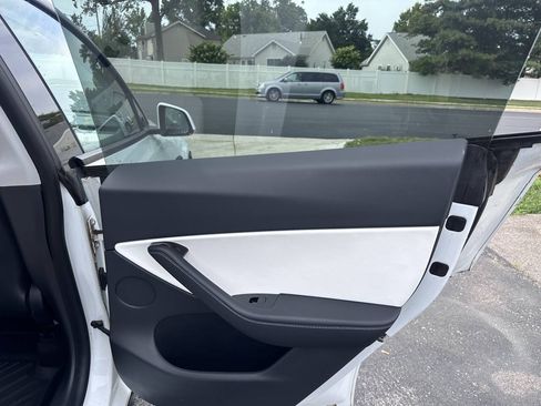 Used 2021 Tesla Model Y Long Range AWD/4WD image 13