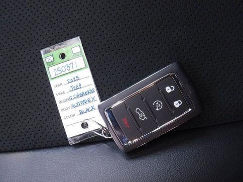 New 2025 Jeep Grand Cherokee Altitude image 39