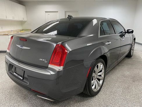 Used 2017 Chrysler 300 C image 5