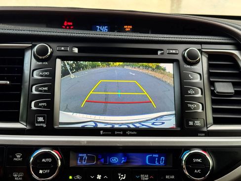 Used 2019 Toyota Highlander Limited FWD image 29