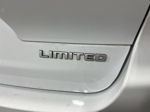 Used 2024 Jeep Grand Cherokee L Limited w/ Luxury Tech Group II image 18