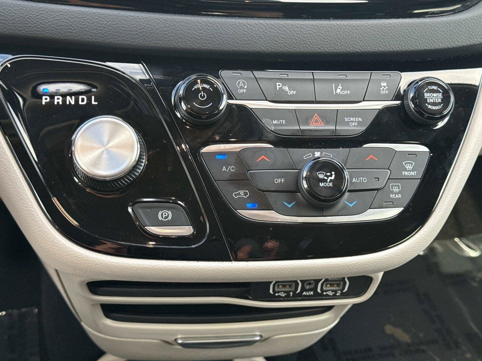Used 2023 Chrysler Pacifica Touring-L FWD image 25