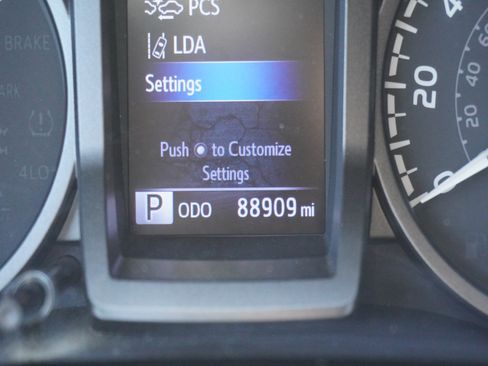 Used 2020 Toyota Tacoma TRD Off-Road w/ Technology Package AWD/4WD image 25