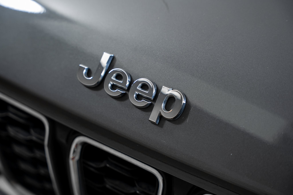 Used 2023 Jeep Grand Cherokee L Laredo w/ Luxury Tech Group I AWD/4WD image 18
