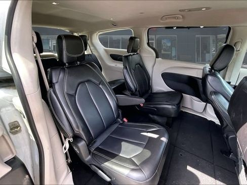 Used 2023 Chrysler Pacifica Touring-L FWD image 22