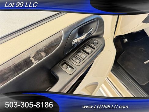 Used 2013 Chrysler Town & Country Touring FWD image 33