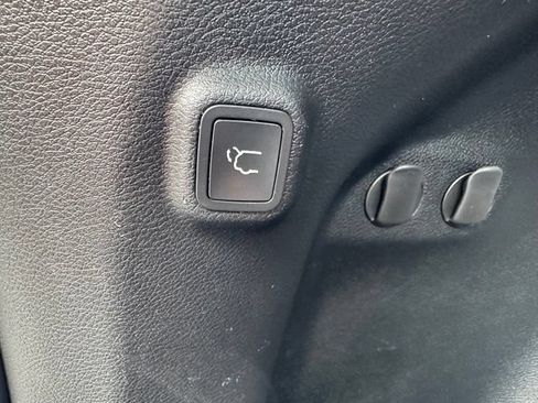 Used 2019 Jeep Cherokee Limited AWD/4WD image 9