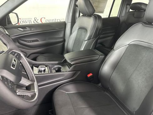 New 2025 Jeep Grand Cherokee Altitude image 21