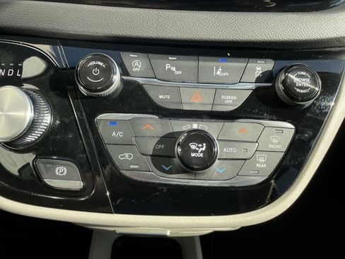 Used 2024 Chrysler Pacifica Touring-L FWD image 18