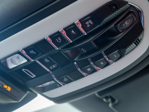 Certified 2023 Porsche Macan AWD/4WD image 35
