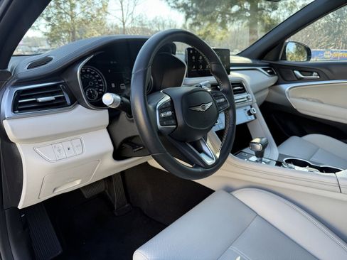 Used 2025 Genesis G70 2.5T image 21