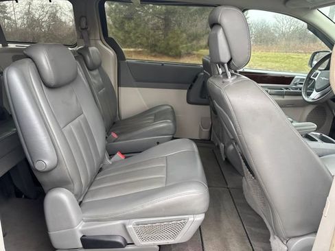 Used 2010 Chrysler Town & Country Touring image 29