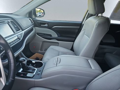 Used 2017 Toyota Highlander Limited Platinum image 5