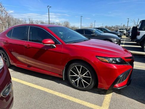 Used 2023 Toyota Camry SE image 2