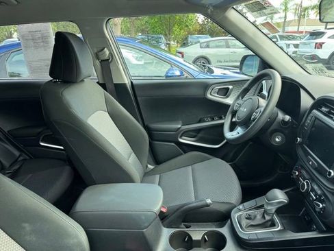 Certified 2025 Kia Soul LX w/ LX Technology Package FWD image 7