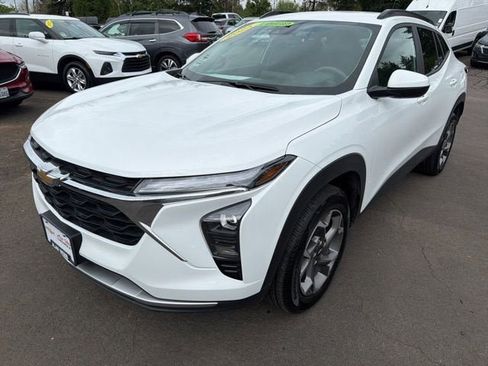 Used 2025 Chevrolet Trax LT FWD image 7