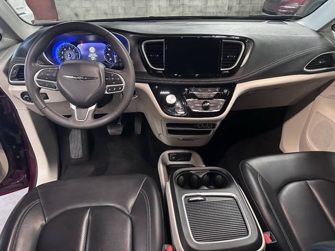 Used 2023 Chrysler Pacifica Touring-L AWD/4WD image 10
