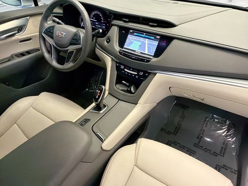 Used 2018 Cadillac XT5 Luxury w/ Driver Awareness Package FWD image 12