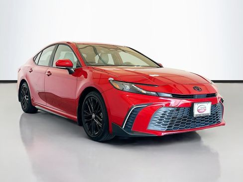Used 2025 Toyota Camry SE w/ Convenience Package FWD image 3