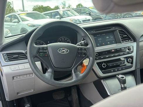 Used 2017 Hyundai Sonata SE w/ Winter Weather Package FWD image 13