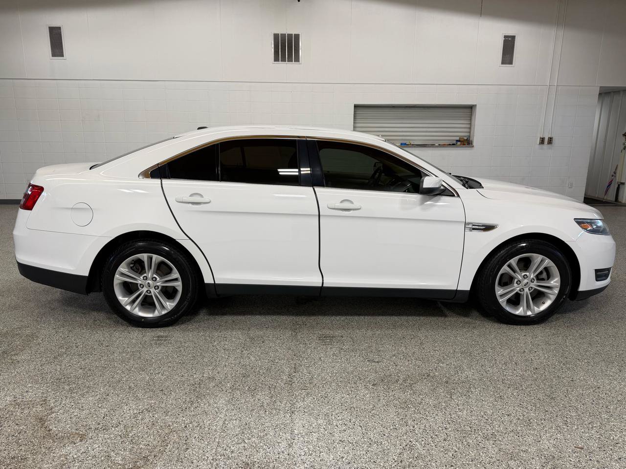 Used 2016 Ford Taurus SEL FWD image 5