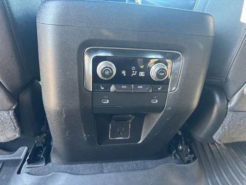 Used 2023 GMC Yukon XL SLT w/ SLT Premium Package image 29