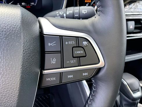 Used 2025 Toyota Highlander Platinum image 23