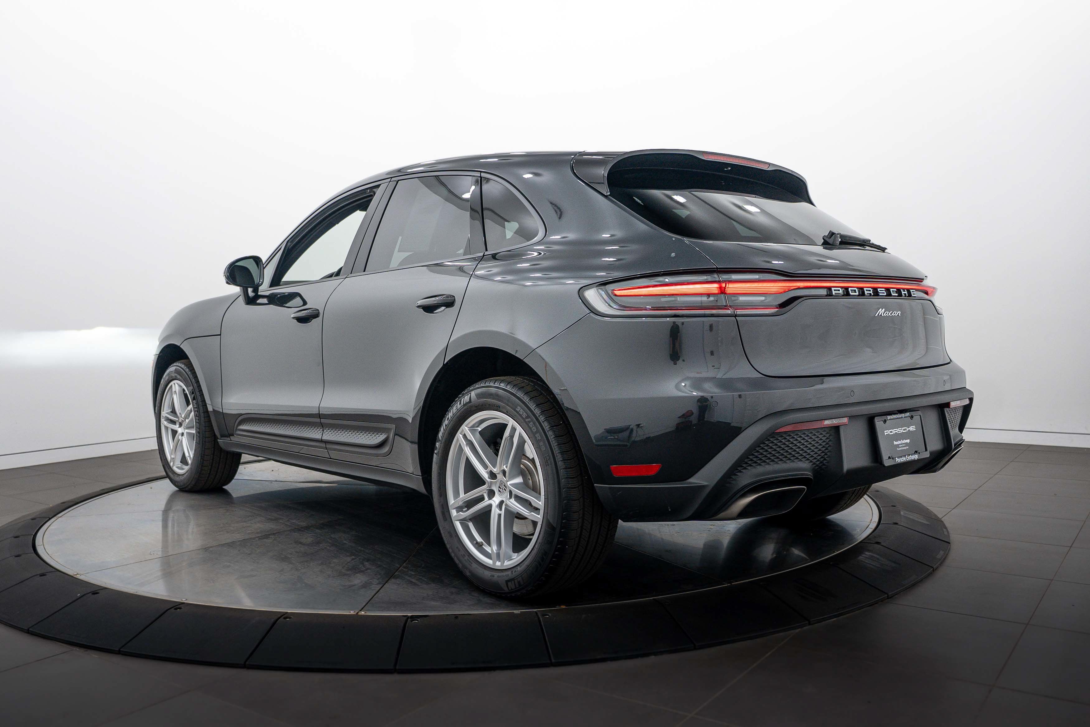 Certified 2026 Porsche Macan AWD/4WD image 3
