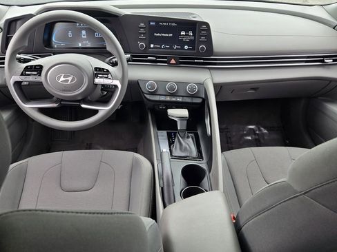 Certified 2025 Hyundai Elantra SE image 12