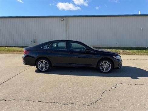 Used 2024 Volkswagen Jetta SE image 2