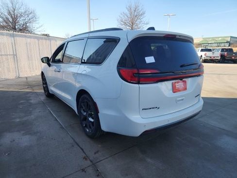 New 2026 Chrysler Pacifica Limited image 25