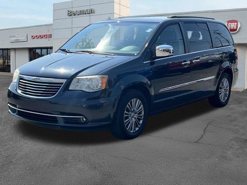 Used 2014 Chrysler Town & Country Touring-L w/ Driver Convenience Group FWD image 3