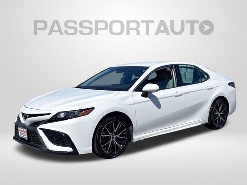 Used 2022 Toyota Camry SE FWD image 1