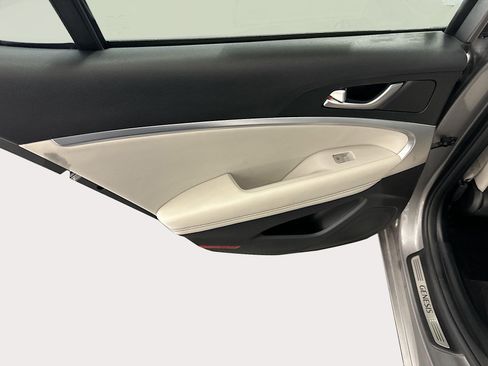 Used 2025 Genesis G70 2.5T image 26