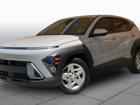Certified 2025 Hyundai Kona SE FWD image 1