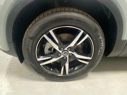 Used 2025 Volvo XC40 B5 Core image 5