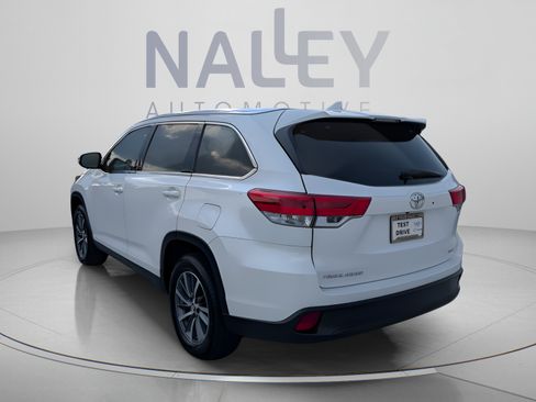 Used 2019 Toyota Highlander XLE FWD image 3