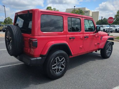 Used 2026 Jeep Wrangler Unlimited Sahara AWD/4WD image 4