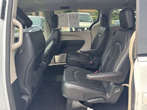 Used 2018 Chrysler Pacifica Touring-L FWD image 16