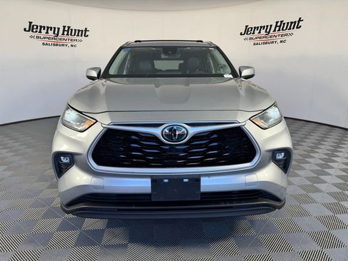 Used 2021 Toyota Highlander XLE FWD image 5