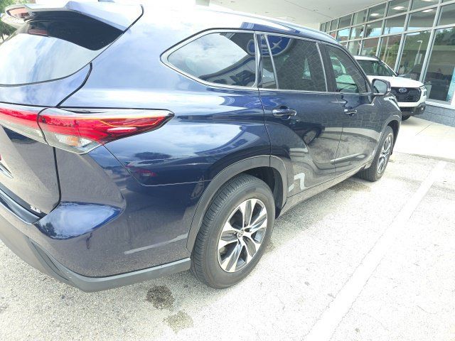 Used 2020 Toyota Highlander XLE FWD image 3
