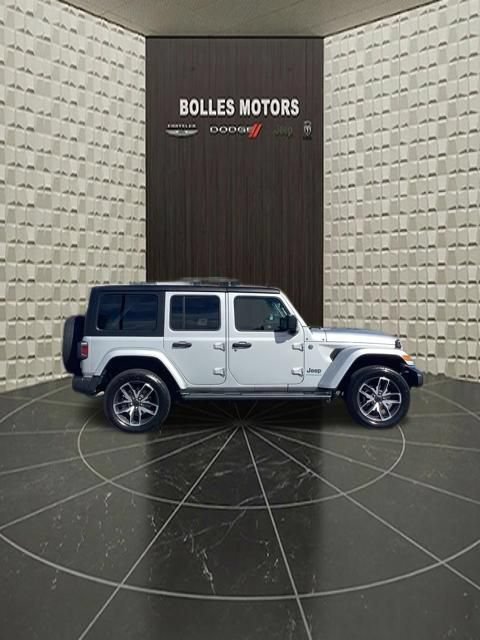 Certified 2024 Jeep Wrangler Unlimited w/ Convenience Group AWD/4WD image 4